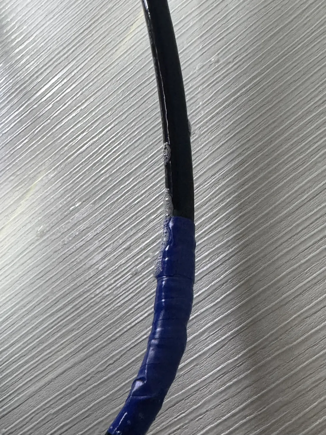 被咬破的電線位置先用藍色絕緣膠帶包住