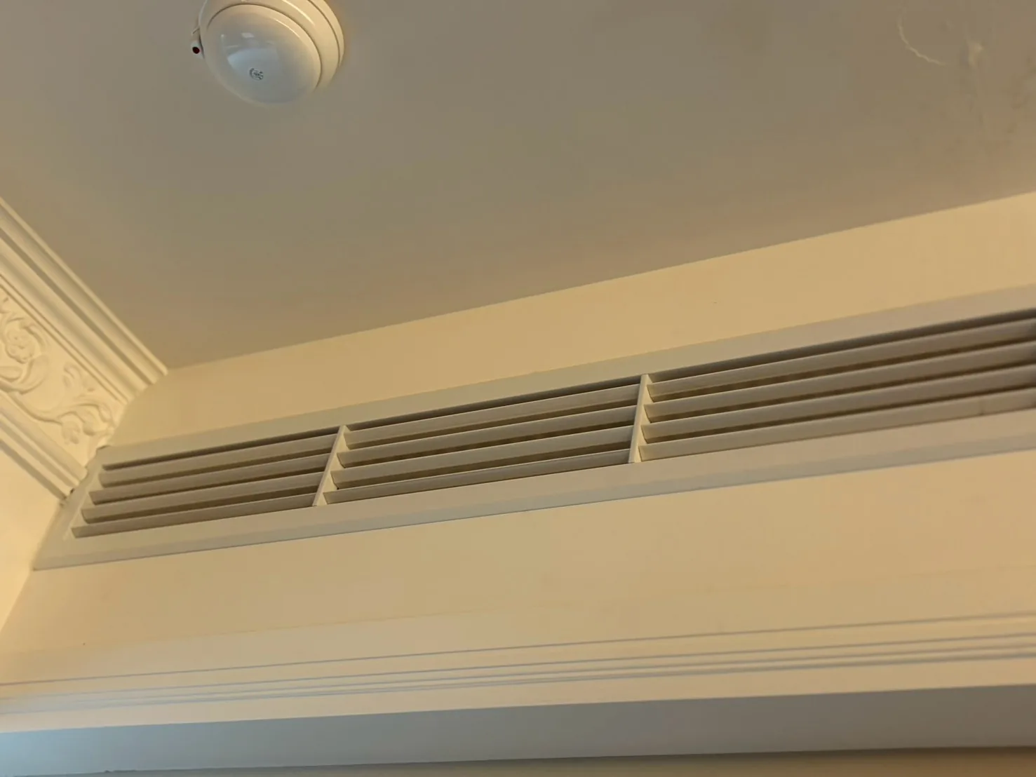 裝潢天花板上的中央空調線型出風口與線板