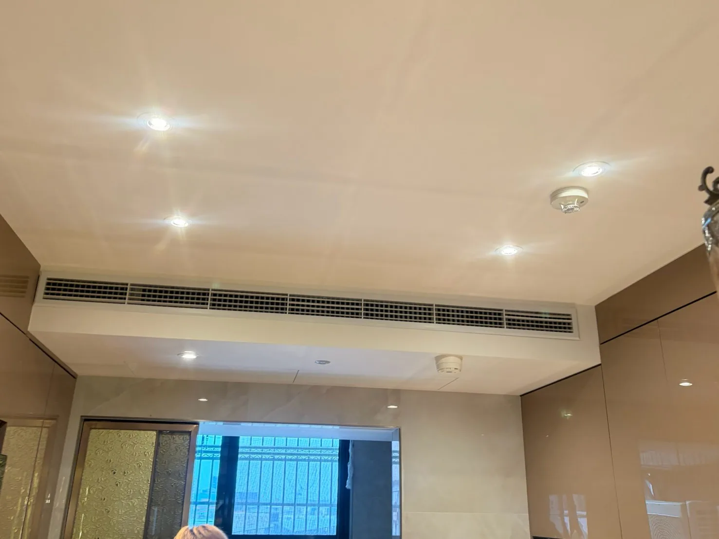 防鼠封堵完成後的客廳天花板，外觀完全看不出施工痕跡