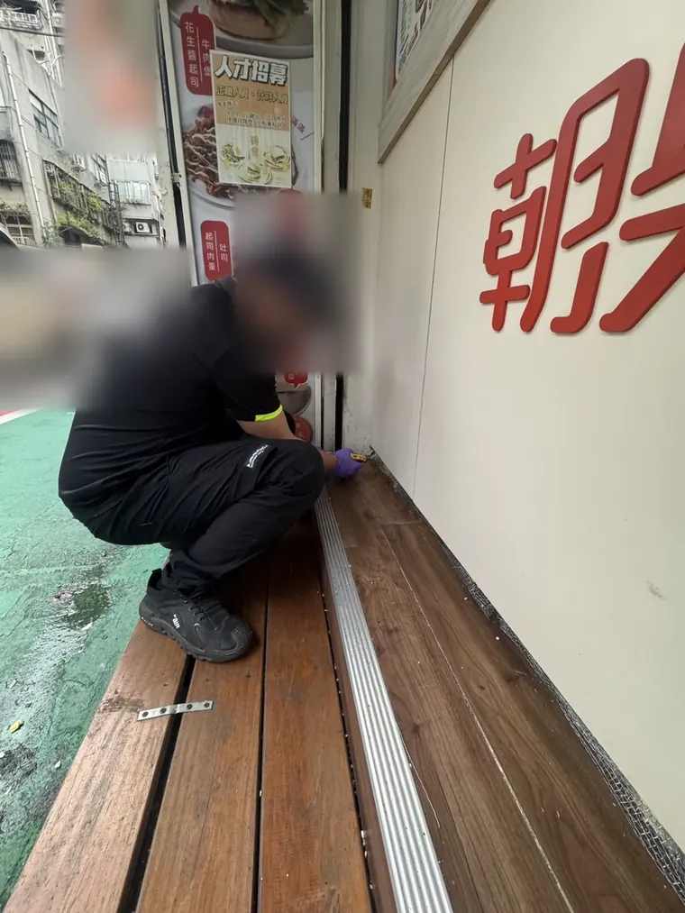 店面入口邊角縫隙塞入鐵絲網並塗抹忌避劑