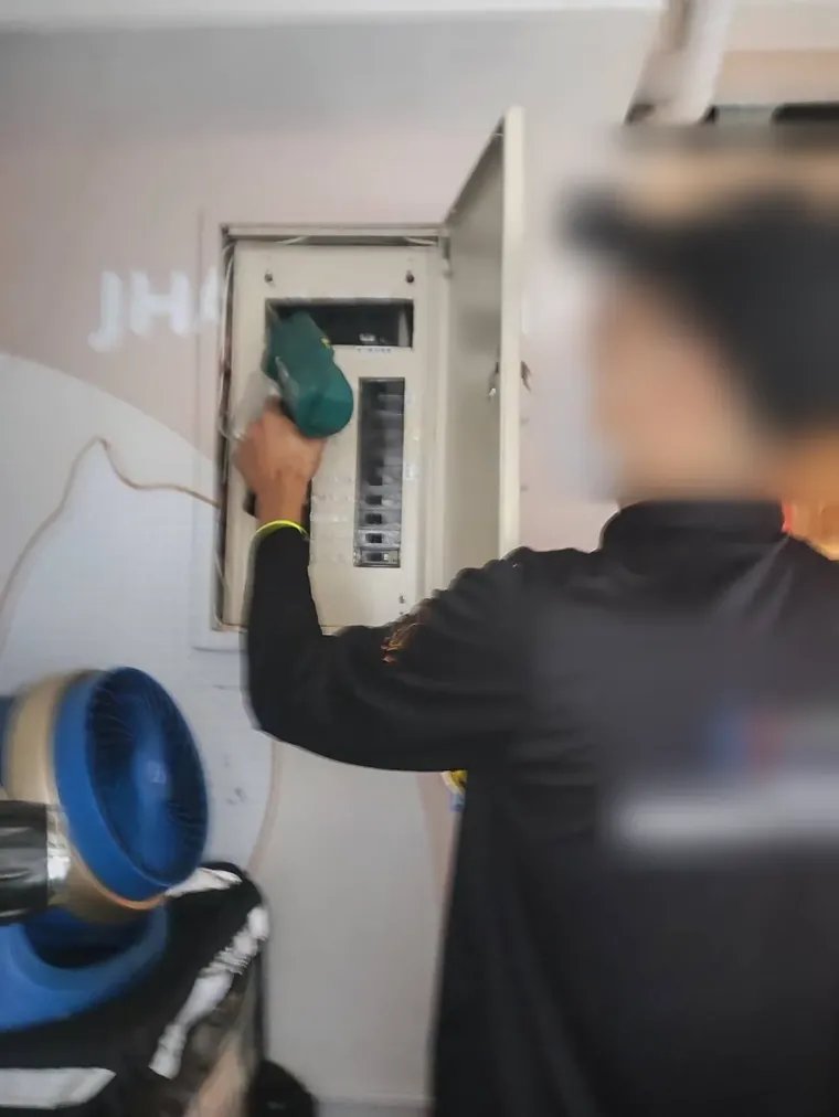 技師處理電箱上方線路交會處
