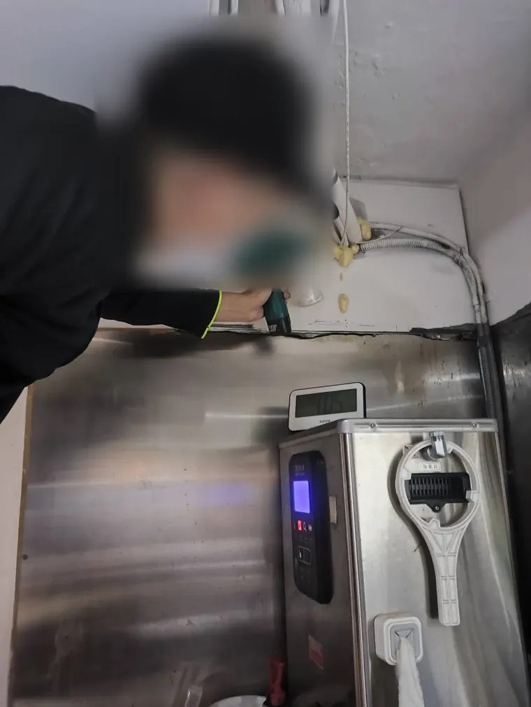 廚房設備上方管線穿越處施打驅鼠粉