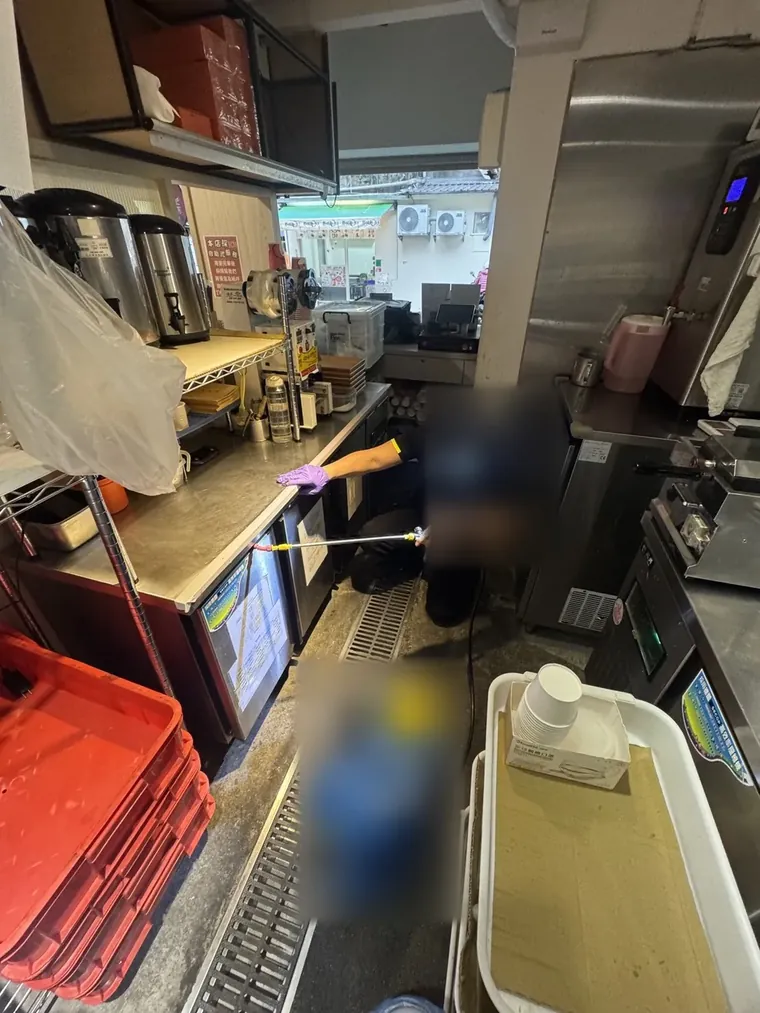 技師以細縫噴頭處理工作台設備下方