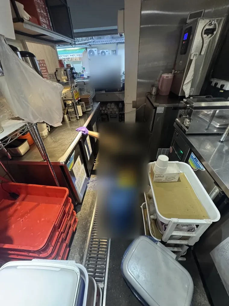 技師沿排水溝周邊與設備底座施藥