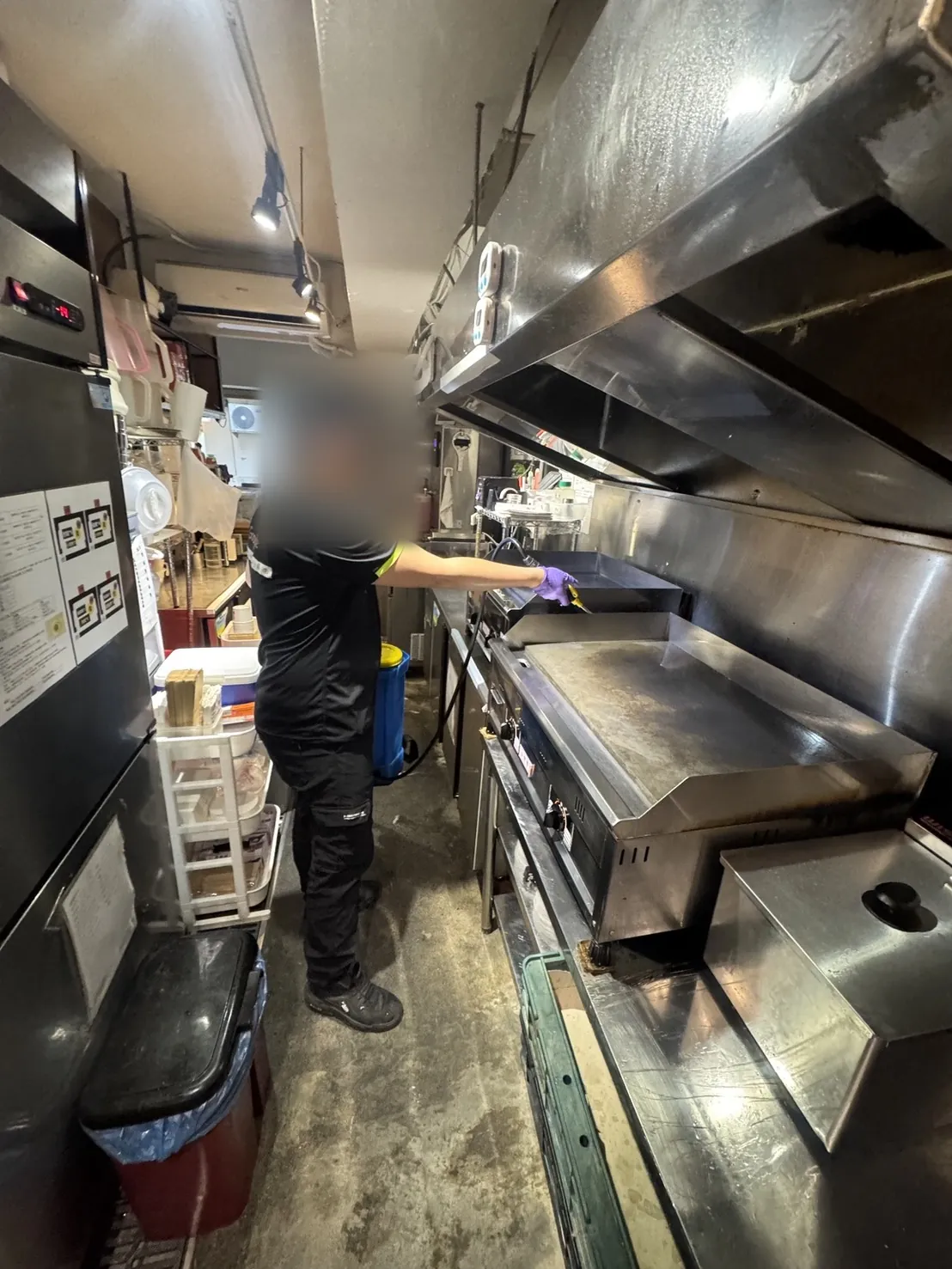 技師處理煎台周邊與烹調區