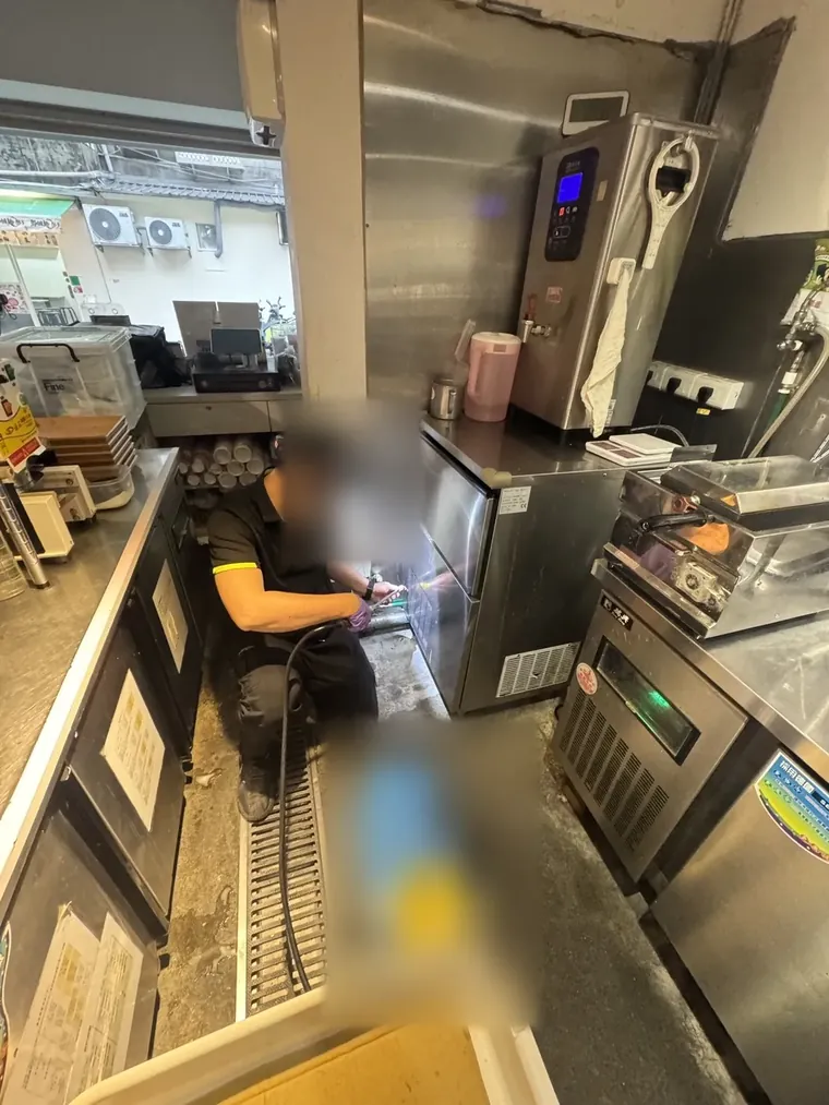 技師處理設備後方與管線周邊