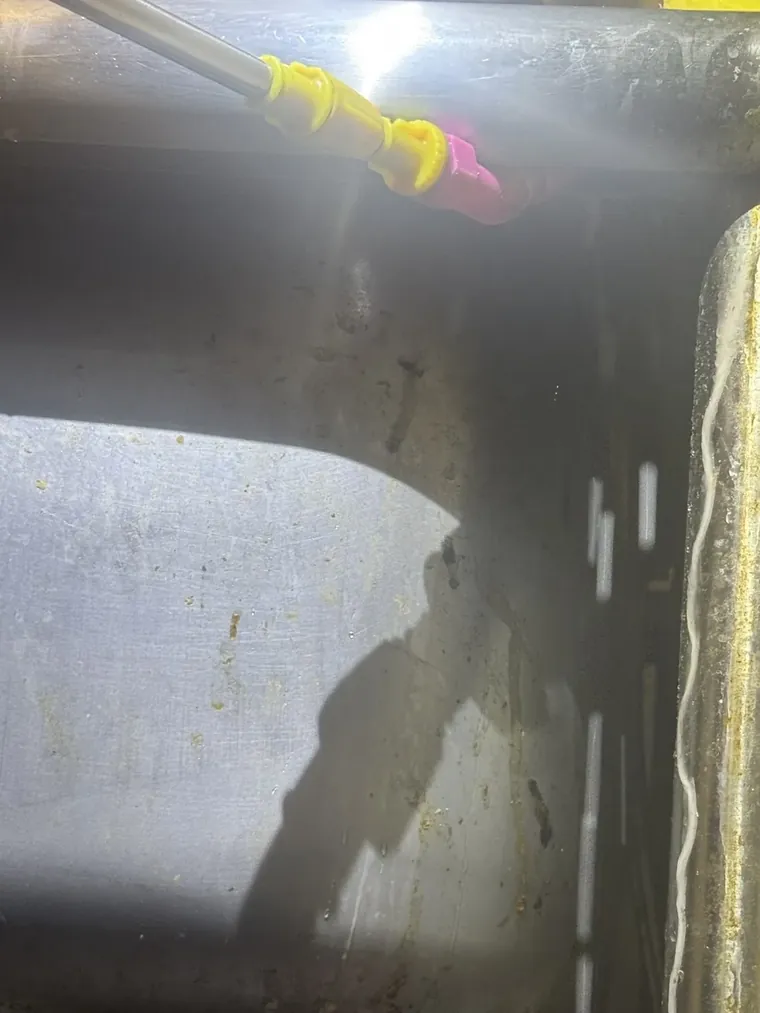 細長噴頭深入設備內側接縫