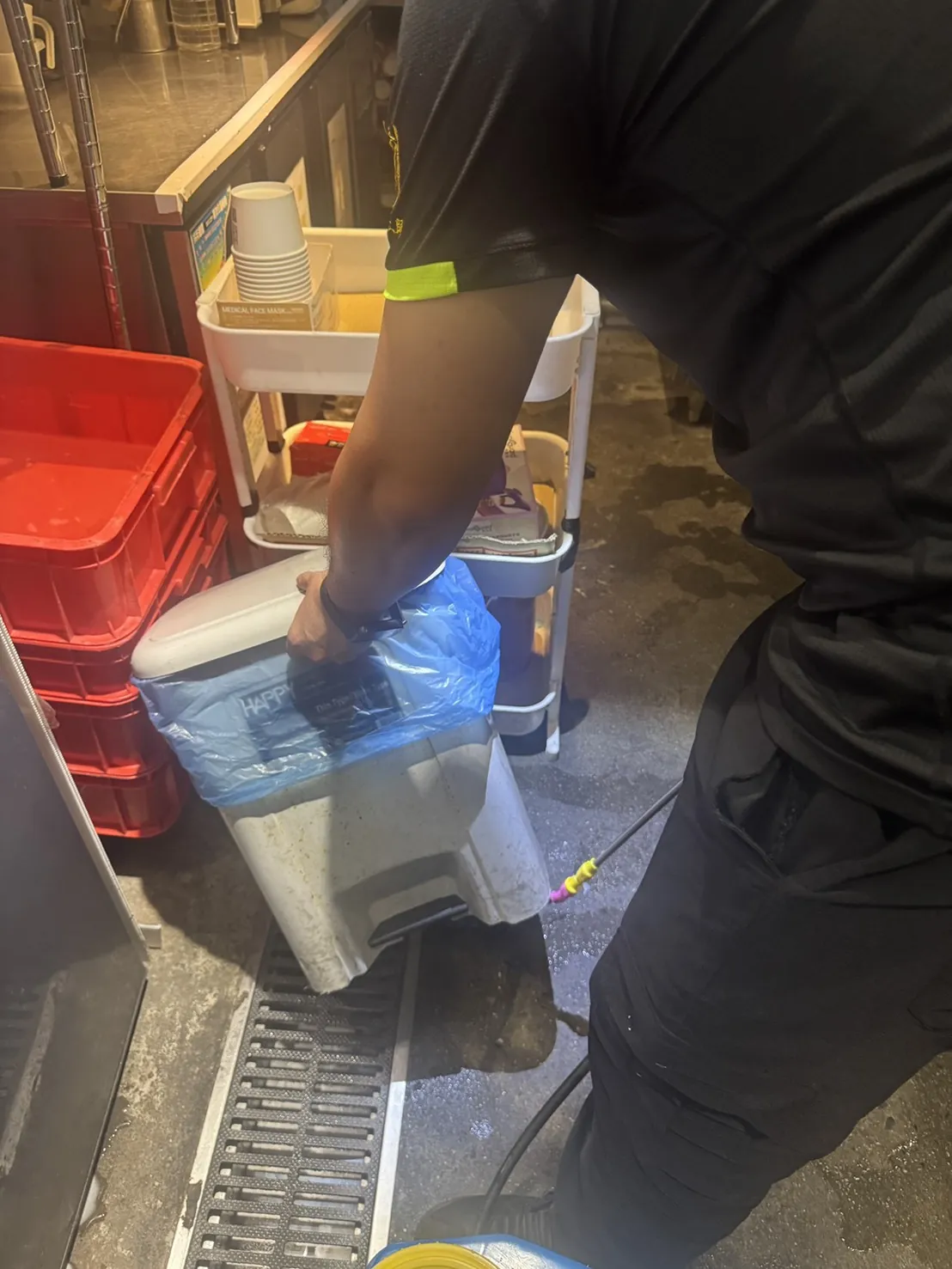 移開垃圾桶後處理下方地面