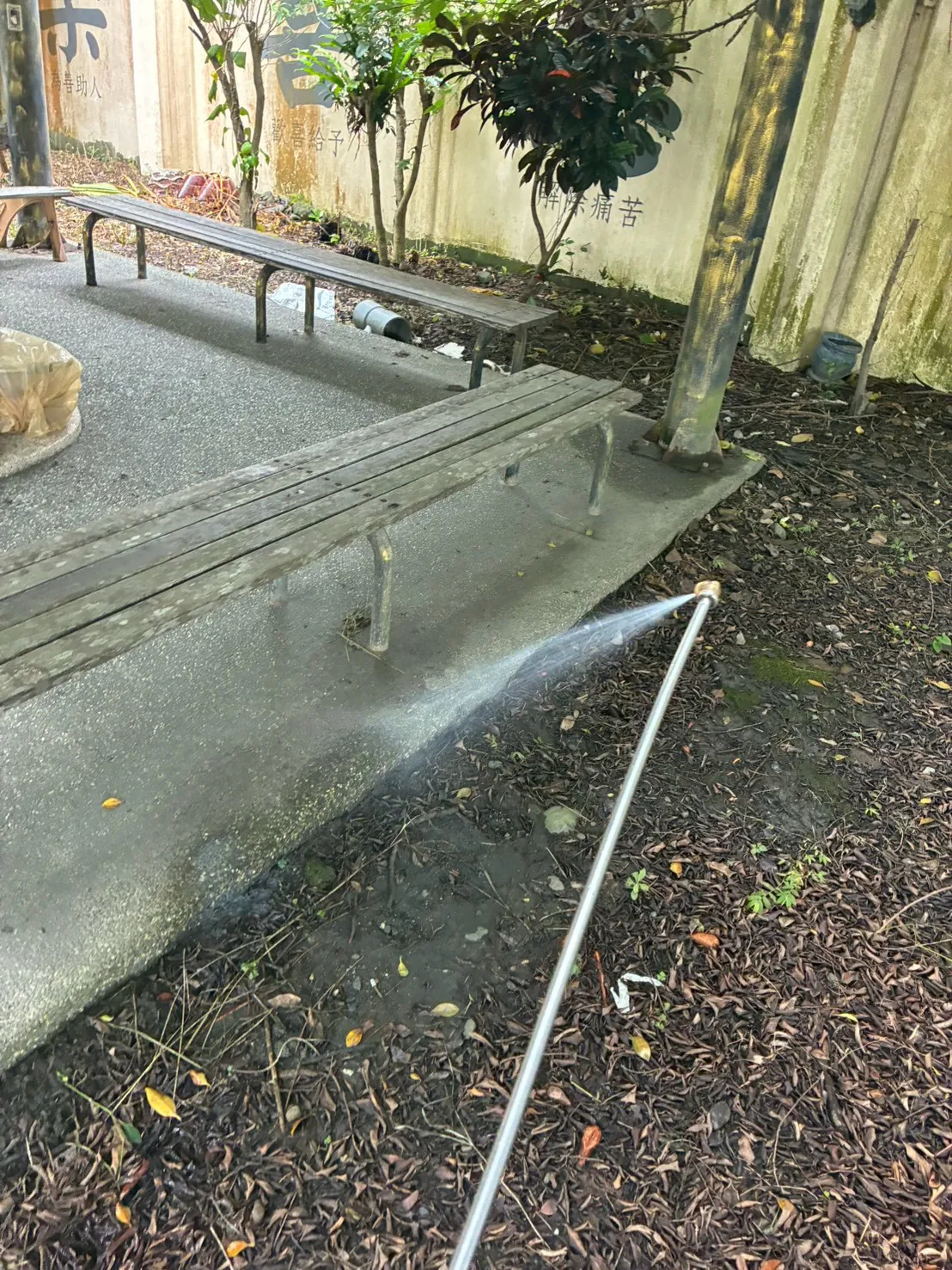 庭園長椅區與步道邊處理