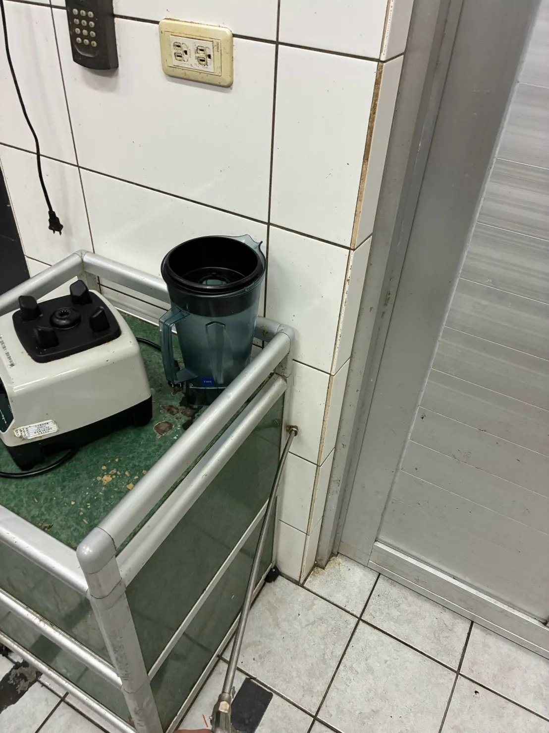 廚房推車底部與門邊角落處理