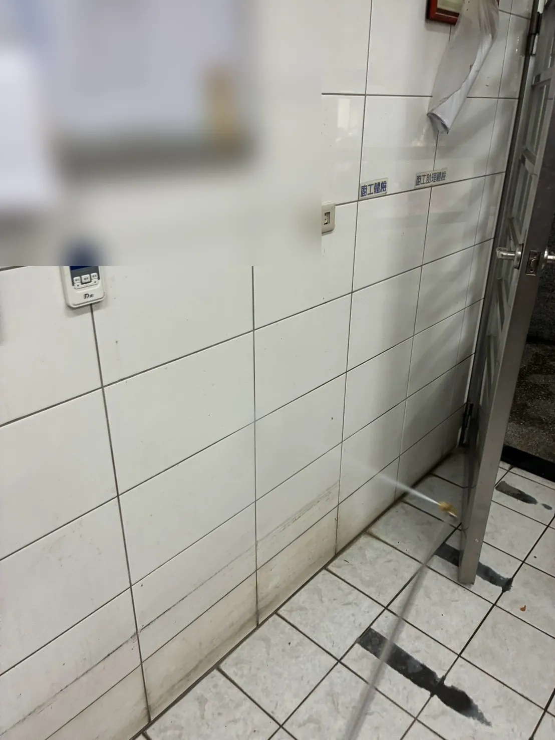 廚房牆角與地面交界處理