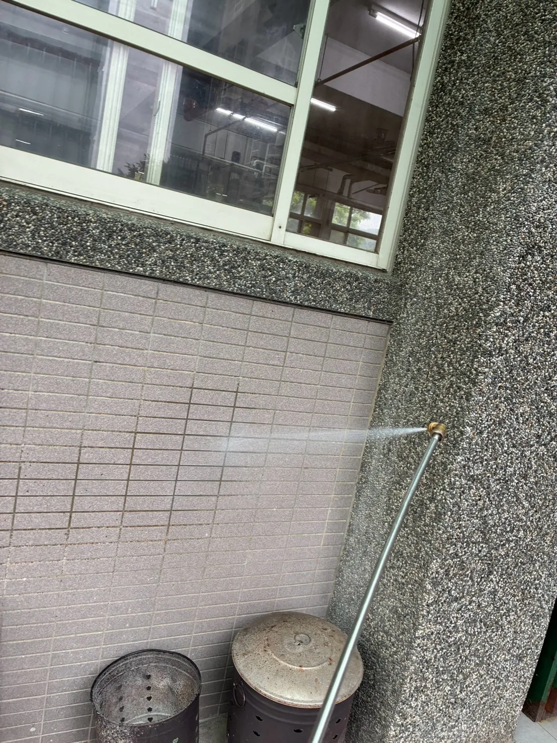 垃圾桶放置牆角處理