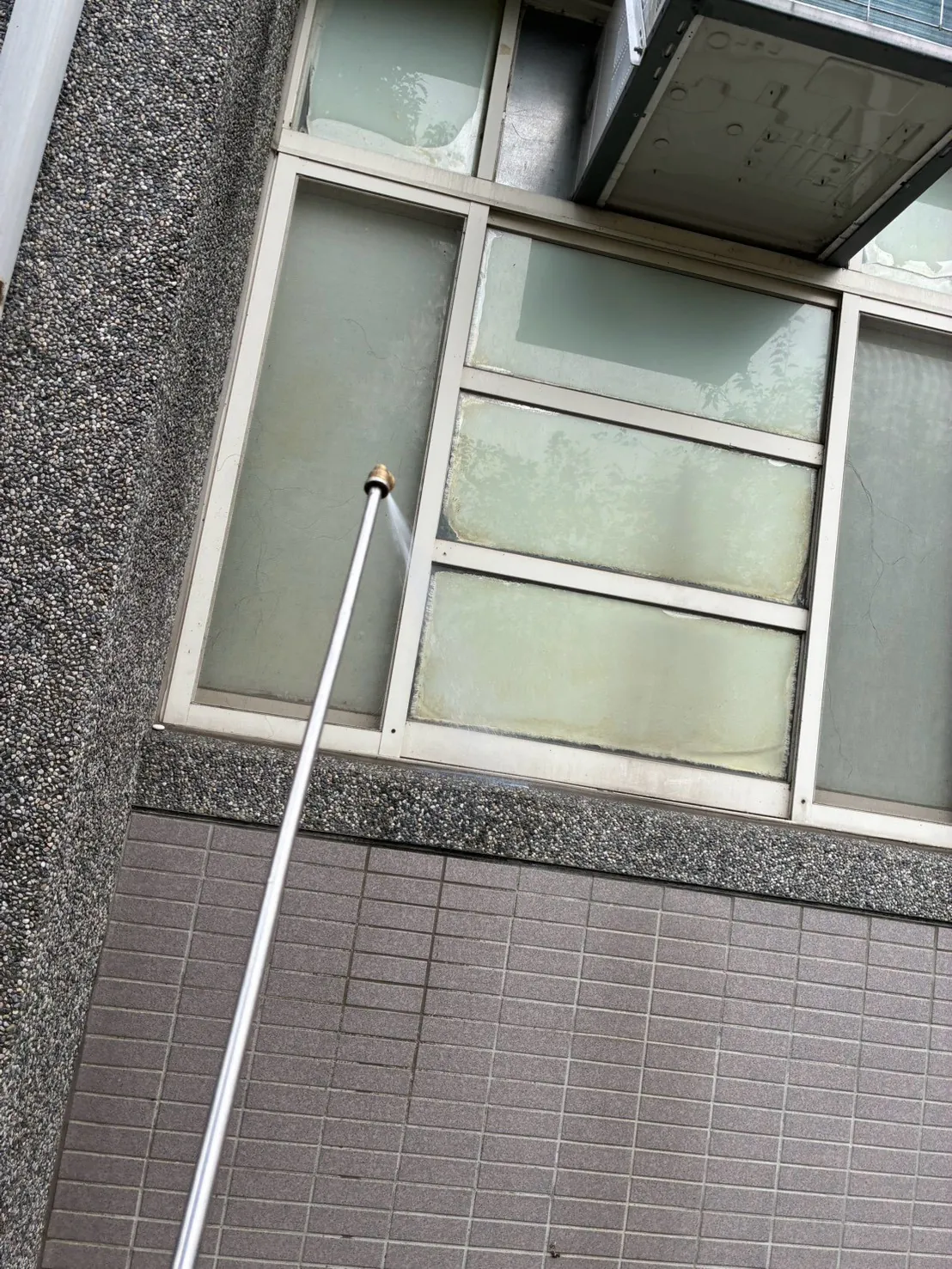 冷氣下方窗框處理