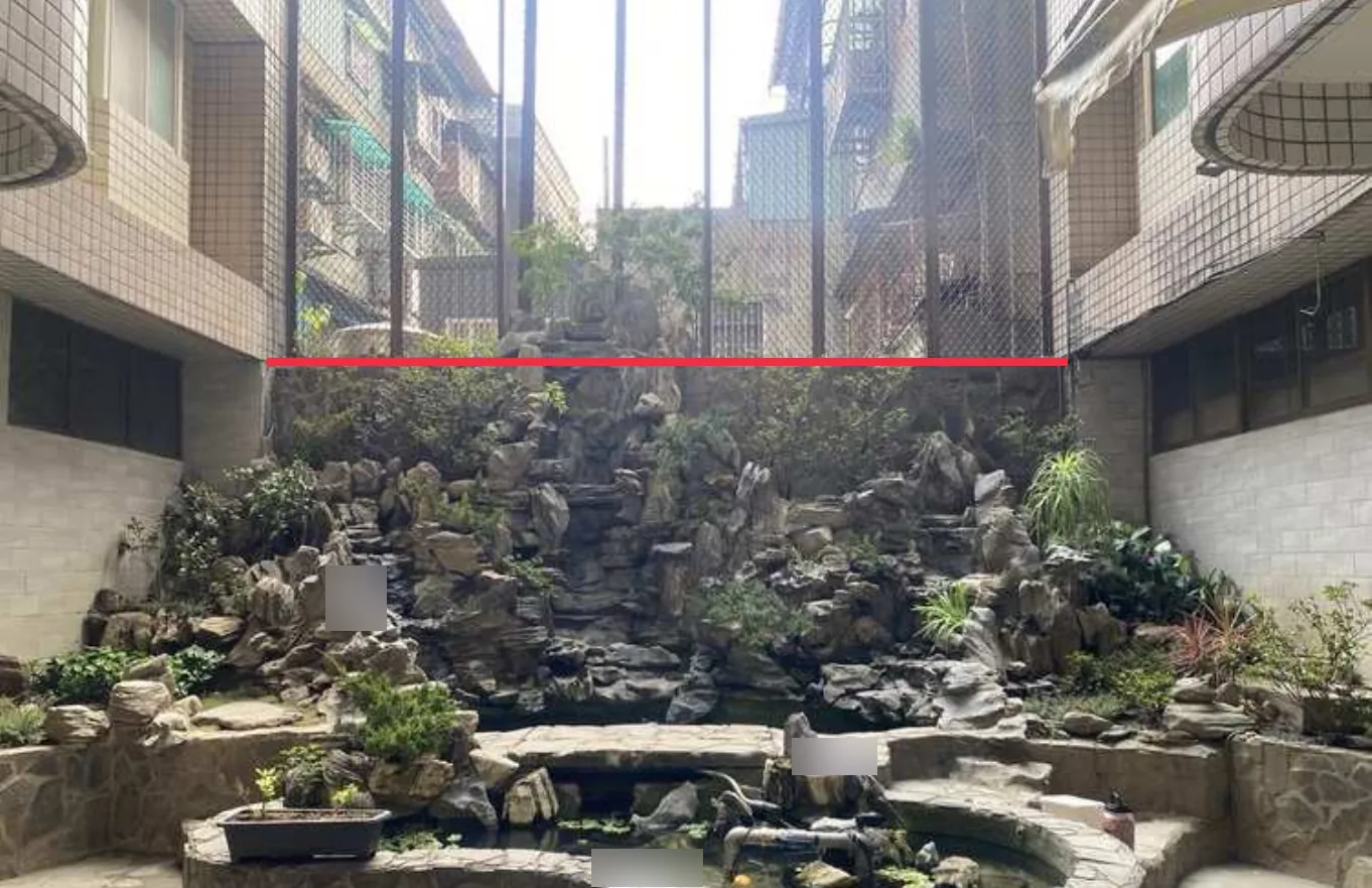 社區造景頂部與鐵網交界以紅線標示主要進入路線