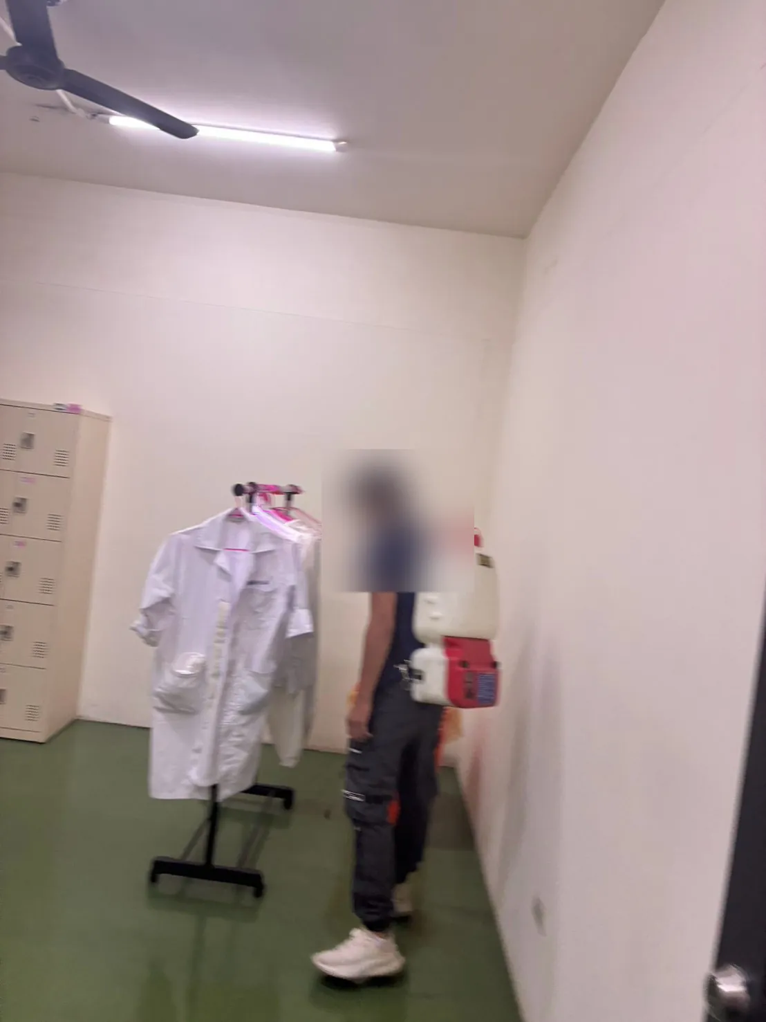 食品廠工作服更衣區消毒