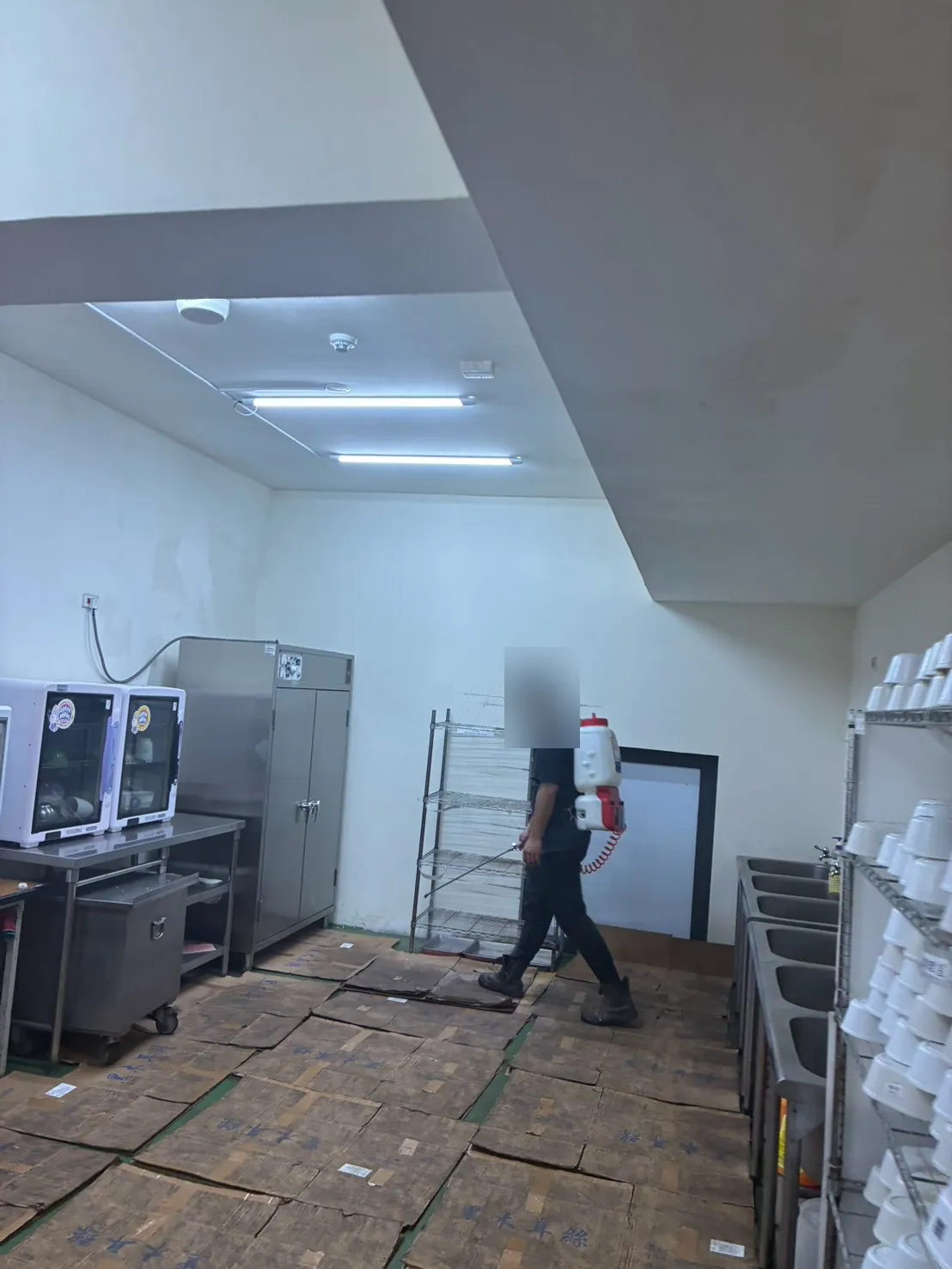 食品廠洗碗區與餐具層架消毒