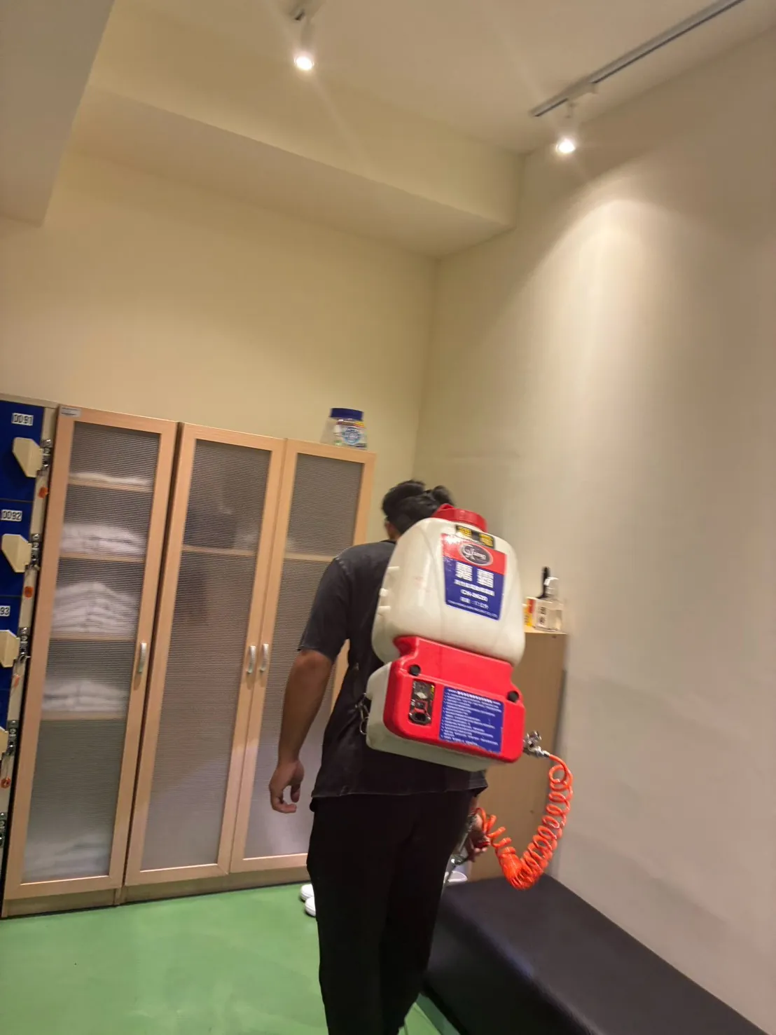 食品廠更衣室置物櫃周邊消毒