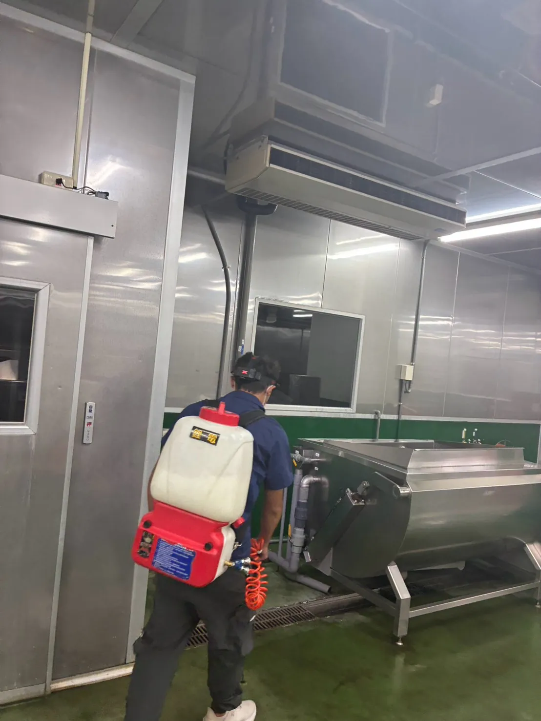 食品廠生產設備周邊消毒