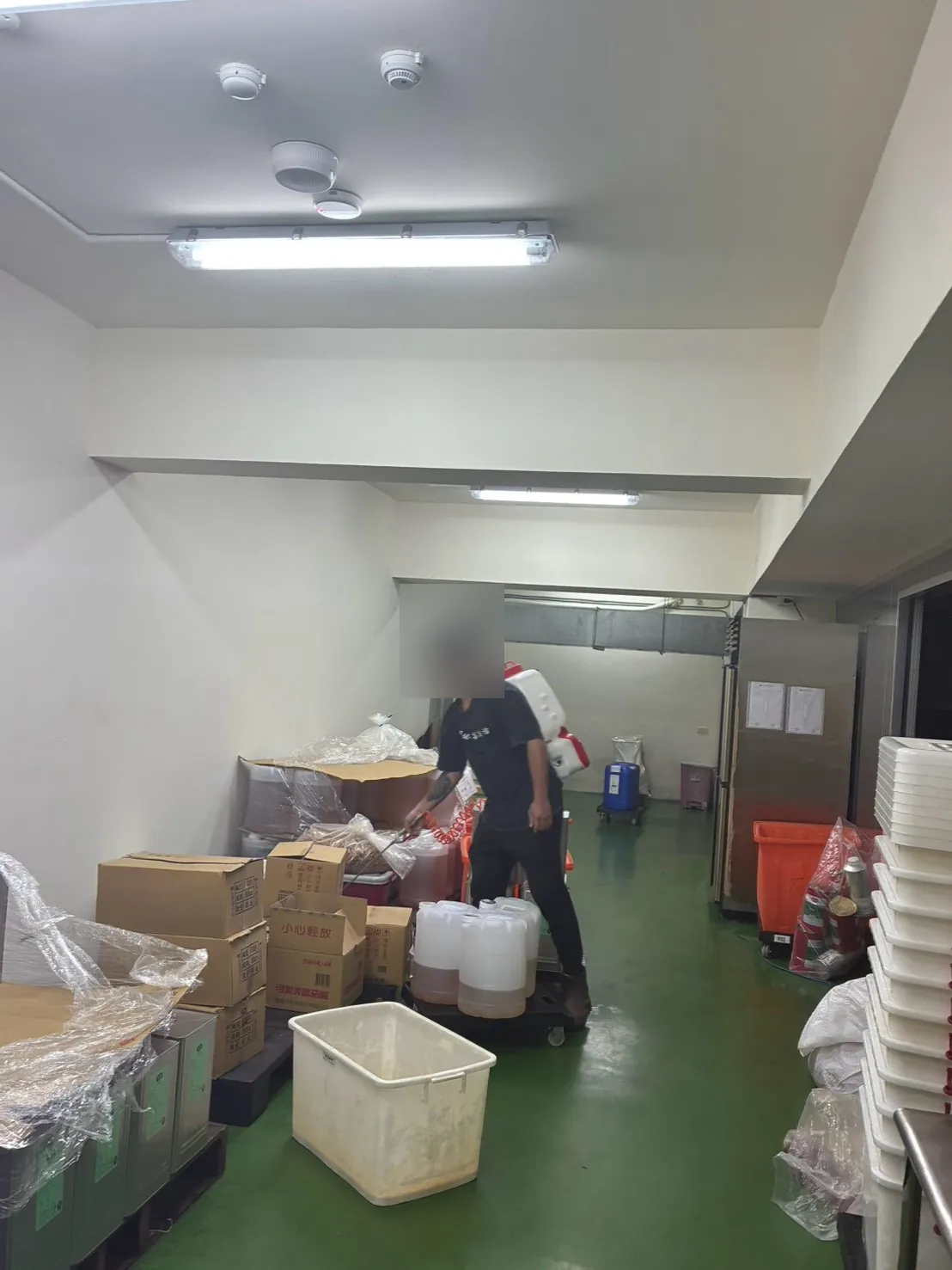 食品廠倉庫紙箱備品堆放區消毒