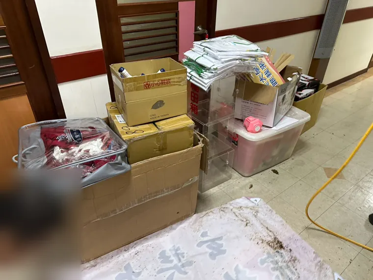 儲藏室地上堆放的紙箱與塑膠箱