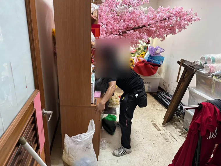 技師檢查儲藏室門後與櫃旁（臉部已模糊）