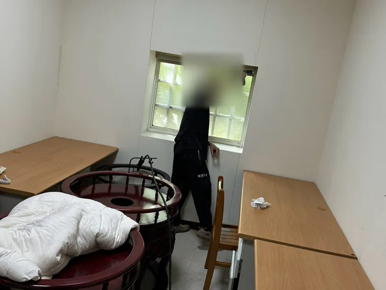 技師在窗框鑽孔施藥（臉部已模糊）