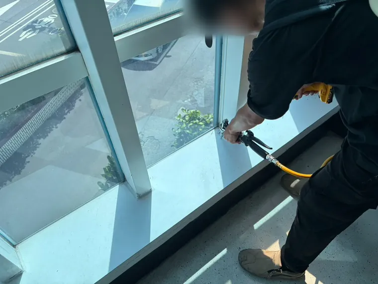 落地窗窗台轉角處以噴頭近距離噴灑