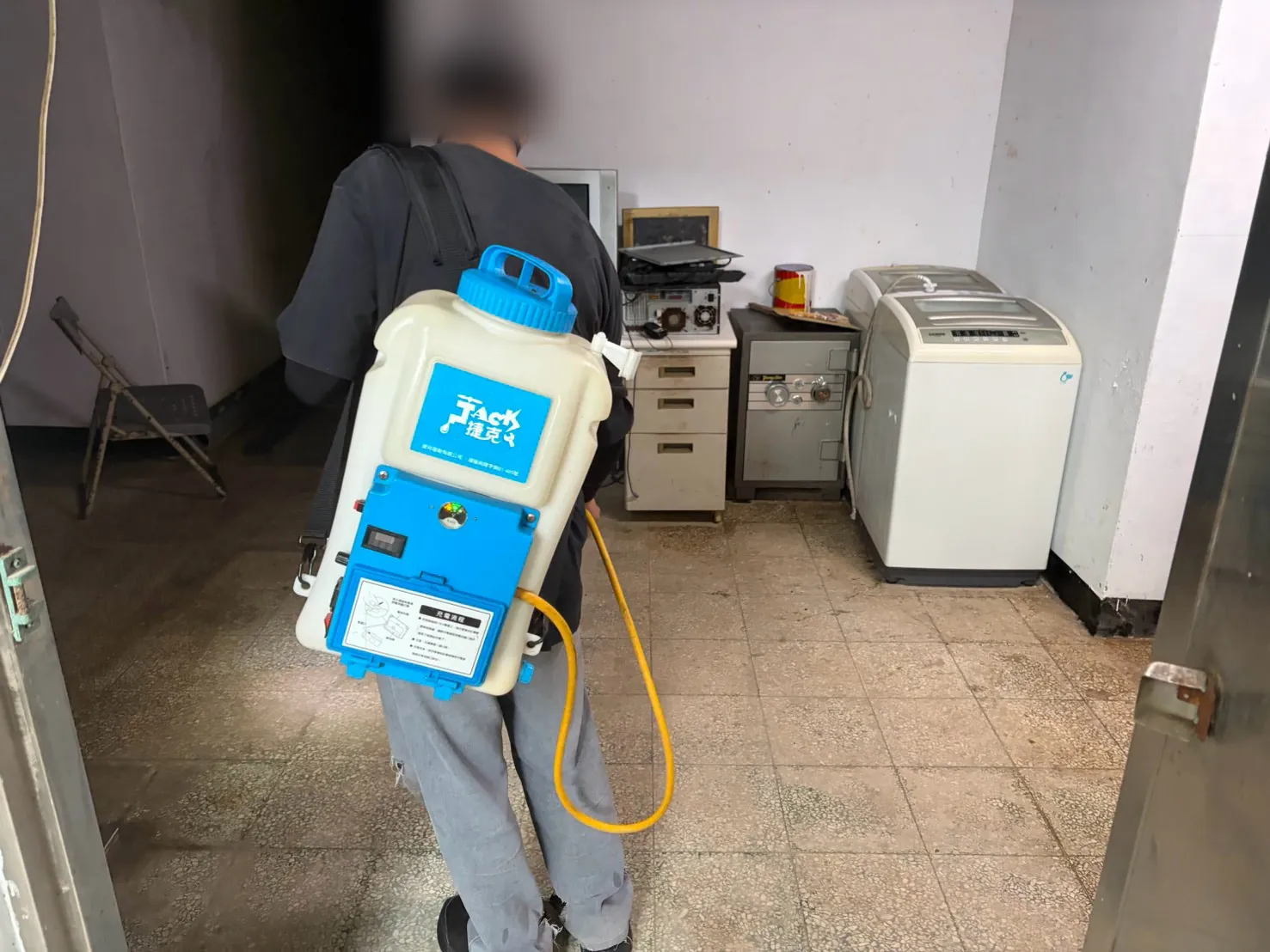 辦公室影印機與櫃子周圍噴灑
