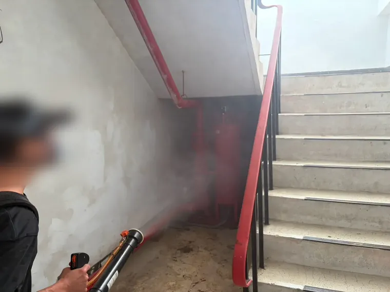 樓梯底部消防管旁霧化藥劑擴散