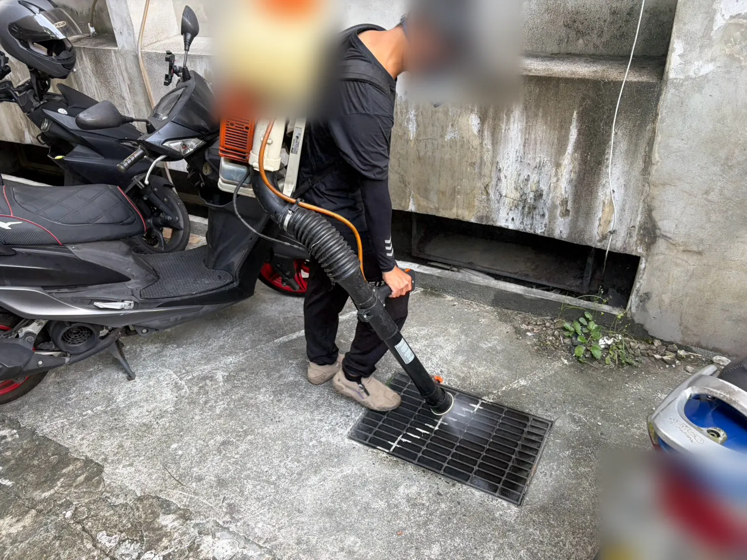 機車停車區中間的水溝蓋以噴頭伸入噴灑