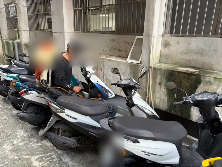 整排機車後方牆腳技師擠入施作