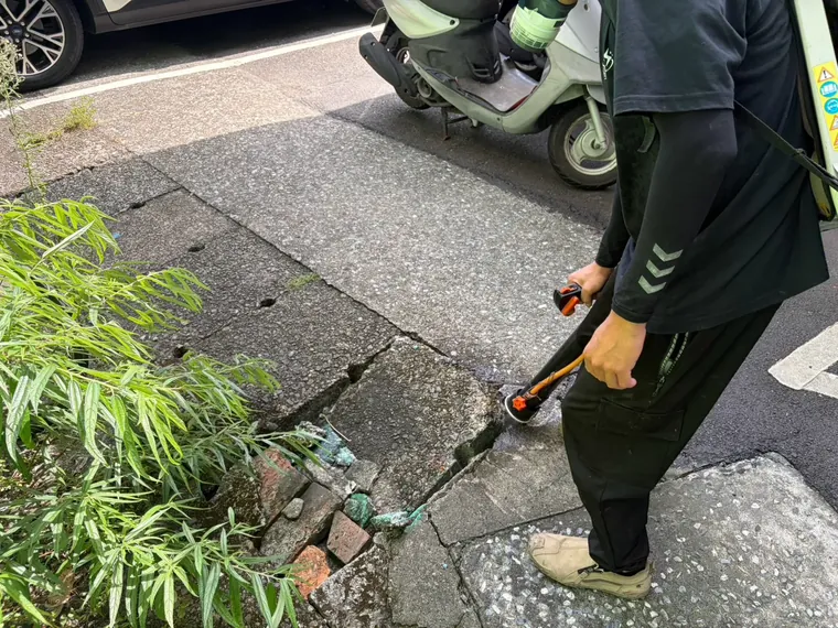 人行道裂縫與草叢根部噴灑