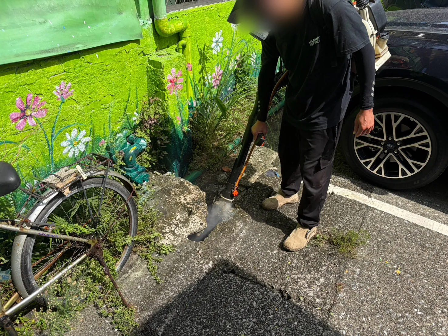 彩繪牆下方排水口以噴頭噴灑