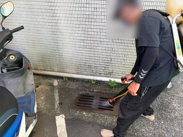 磁磚牆邊水溝蓋以噴頭貼近格柵噴灑