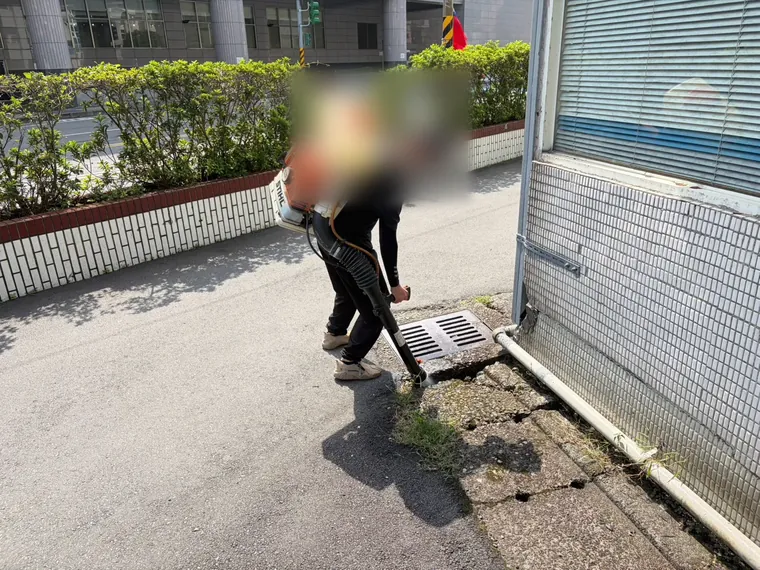 車道旁水溝蓋以動力噴霧機施作