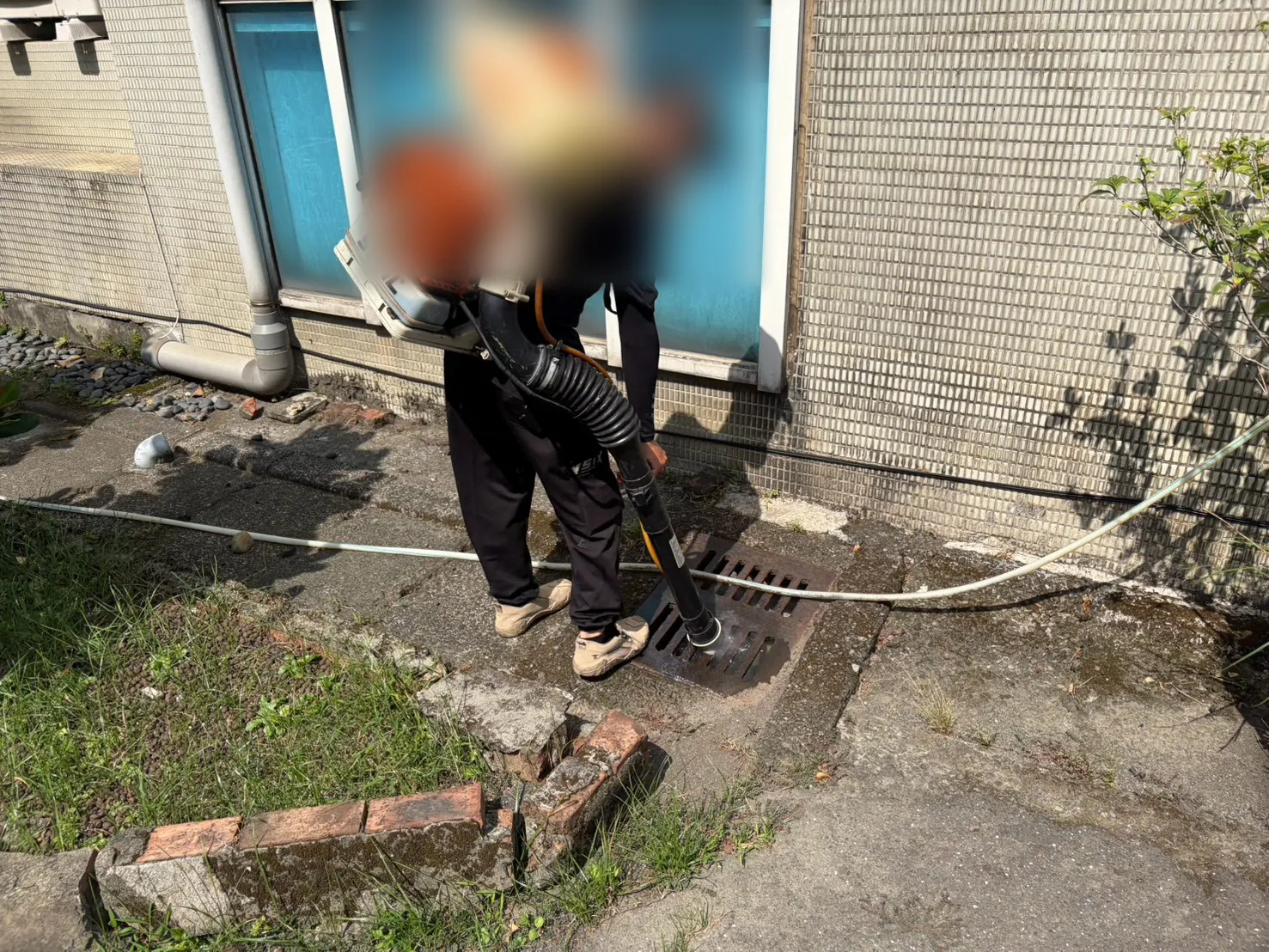 草地旁排水溝以噴霧機施作