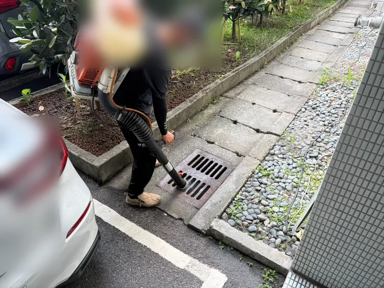 停車場花台旁水溝蓋施作
