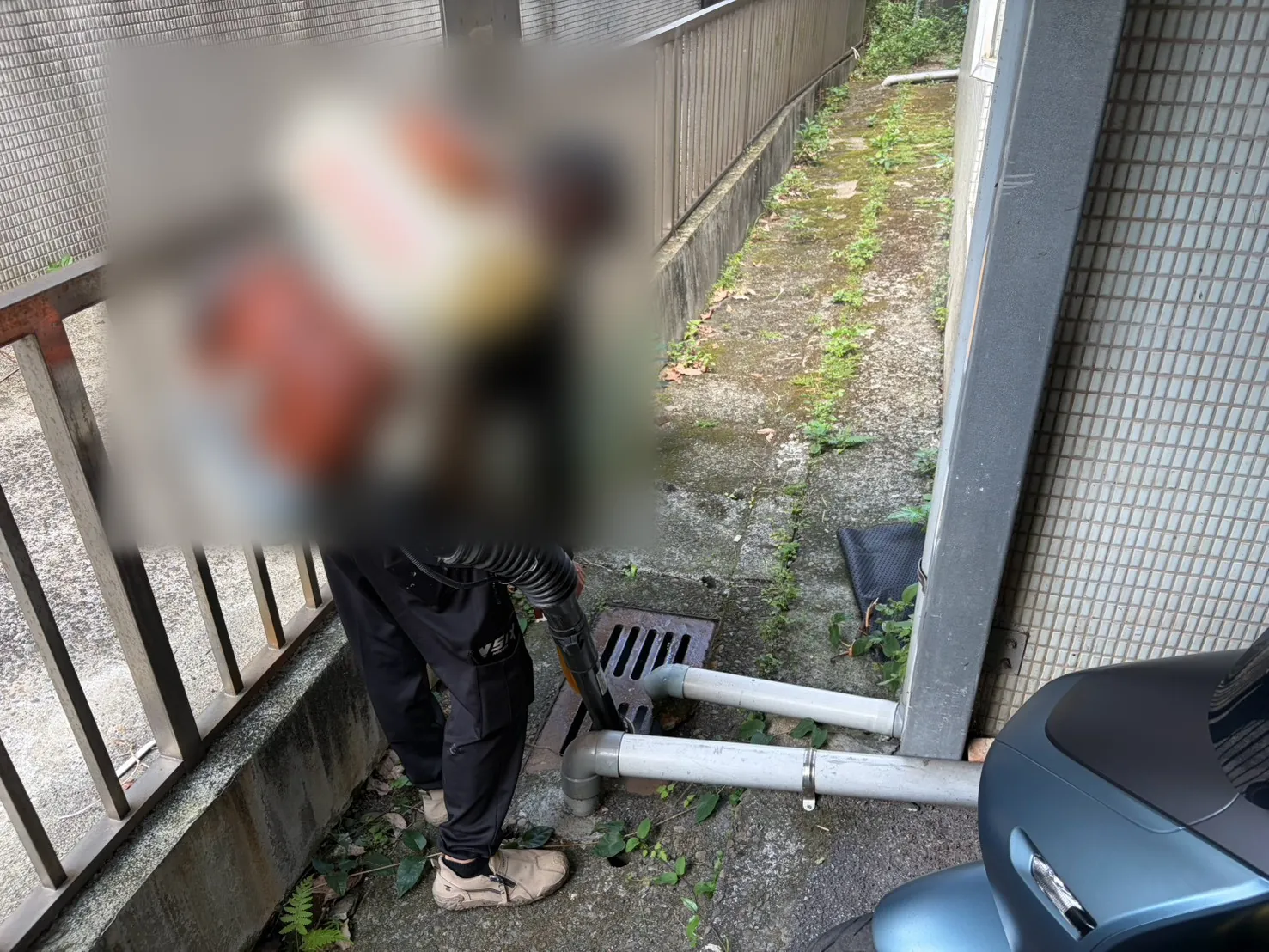 側邊通道欄杆旁排水管出口與溝蓋施作