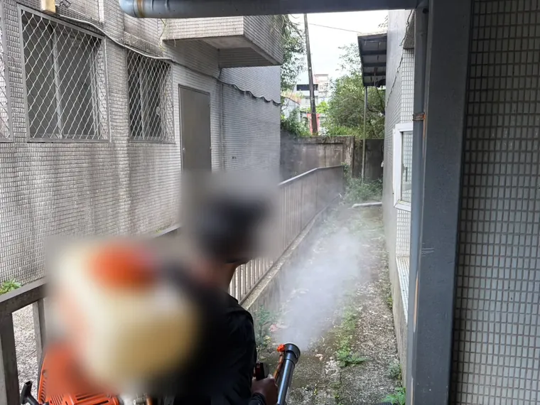 大樓側邊狹長通道以噴霧機霧化