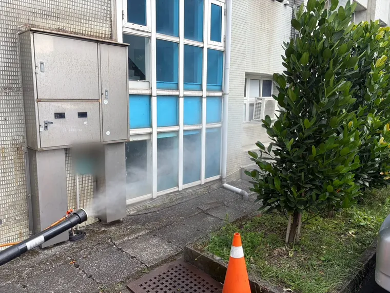 建物旁電箱附近水溝蓋施作
