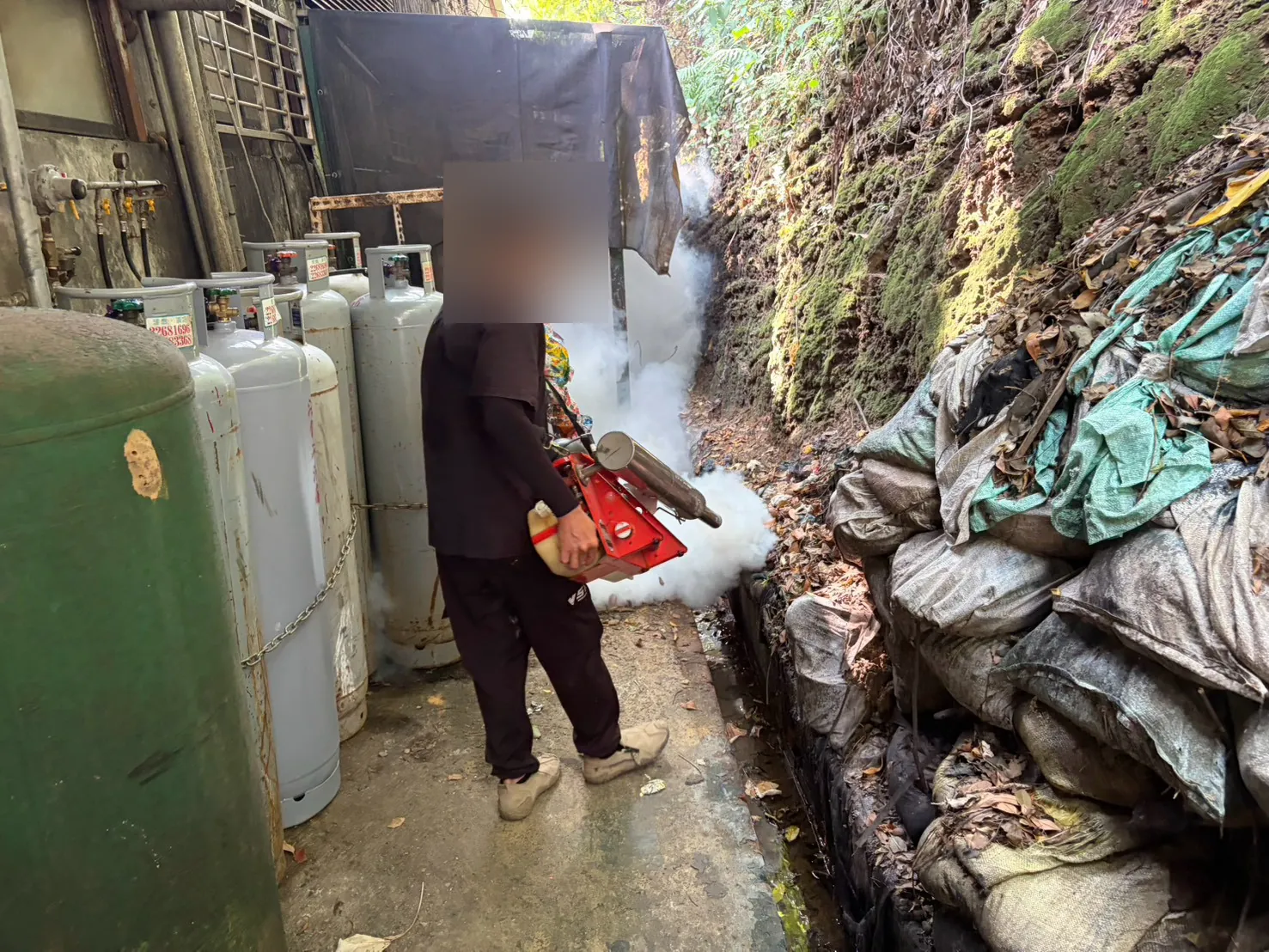 工廠外圍鋼瓶旁排水溝熱煙霧消毒