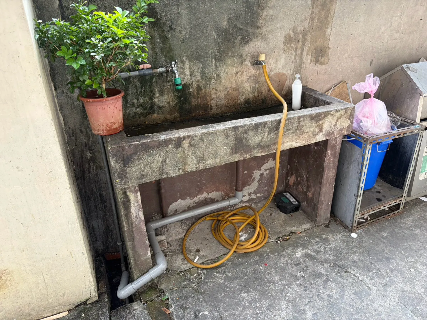 工廠戶外洗手台下的鼠餌盒