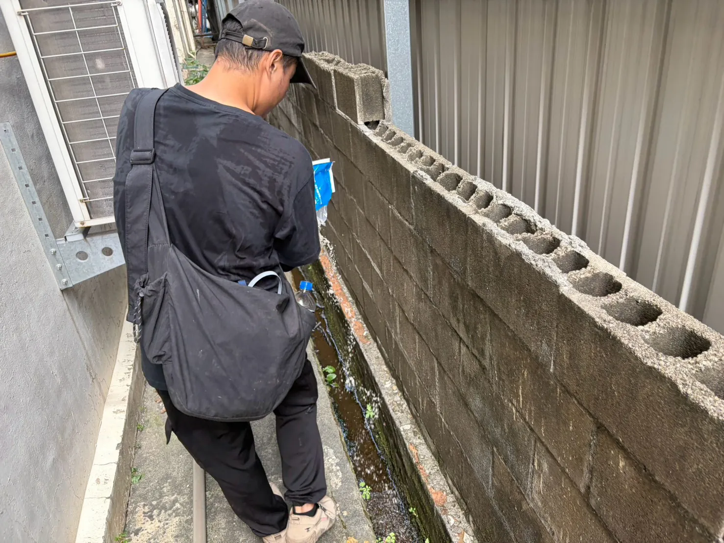 建物旁窄巷水溝撒粒劑