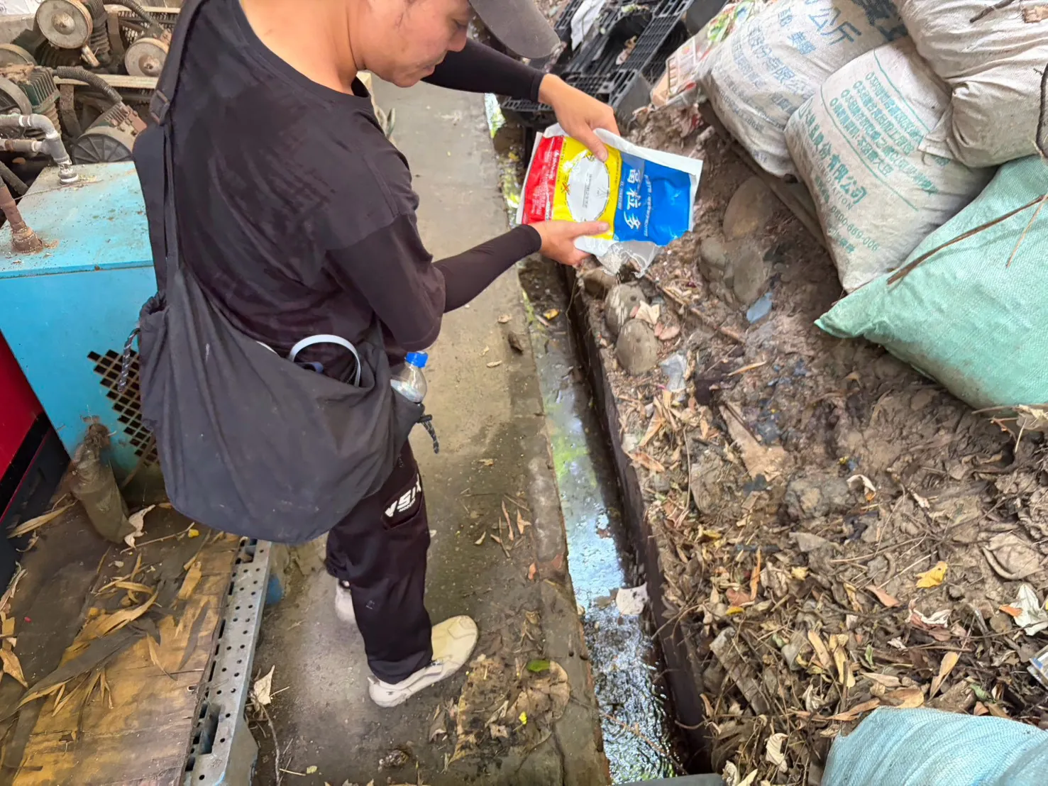 落葉堆旁水溝撒粒劑