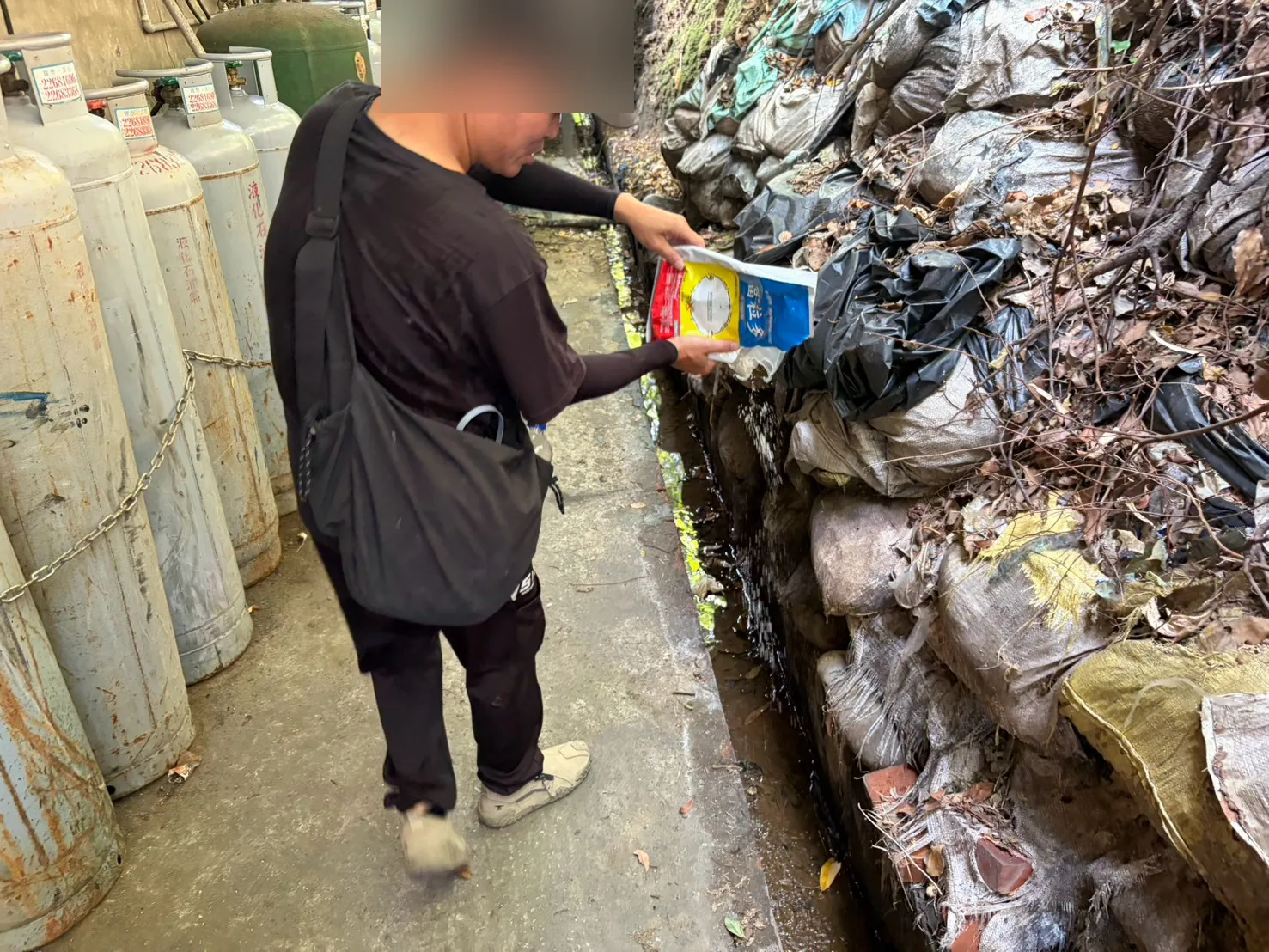 雜物堆旁水溝撒粒劑