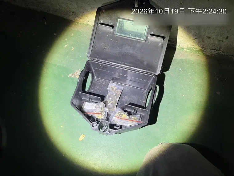 室內地坪旁打開的鼠餌盒