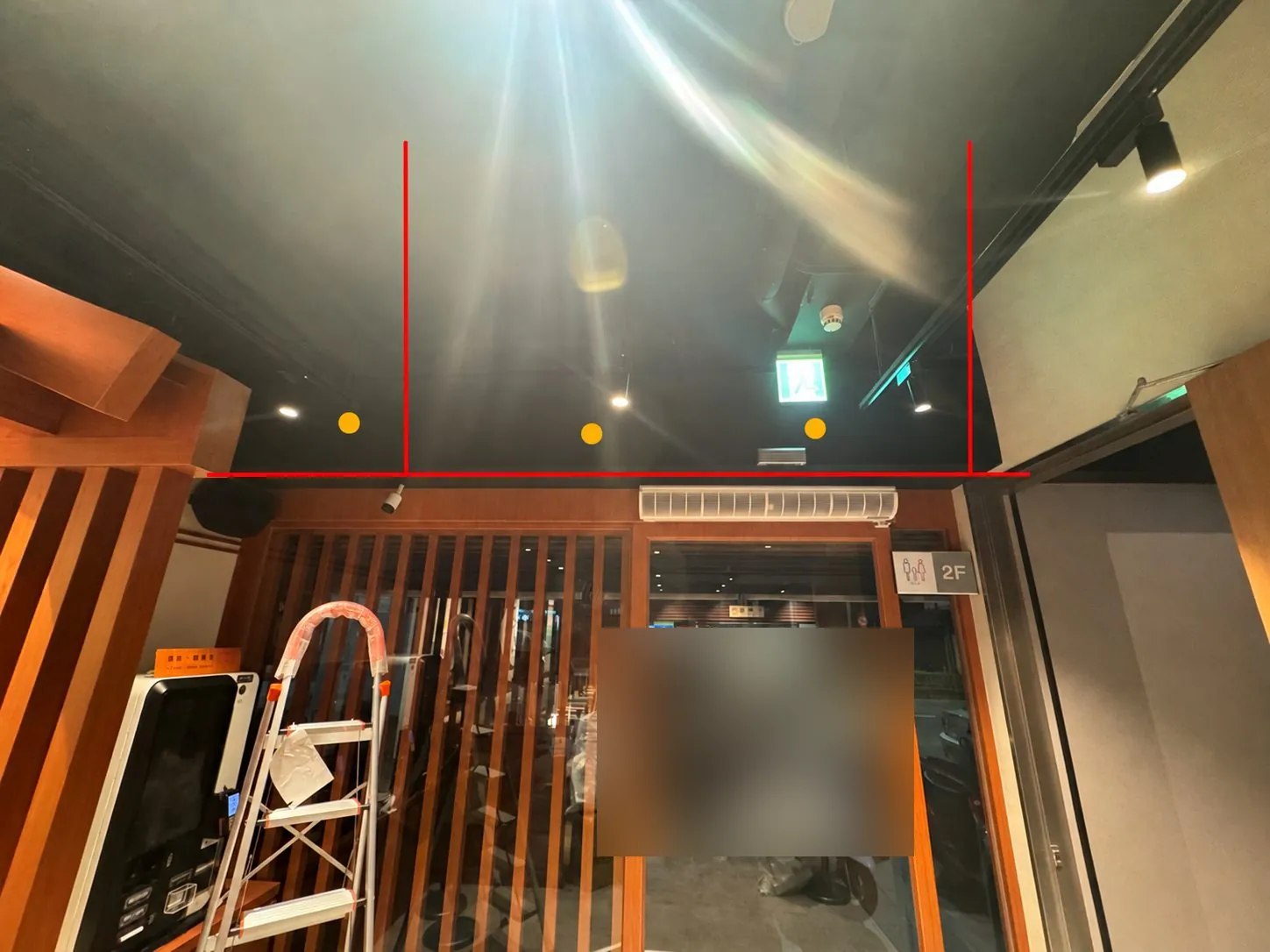 餐廳入口上方標出老鼠進出位置與鼠餌位置