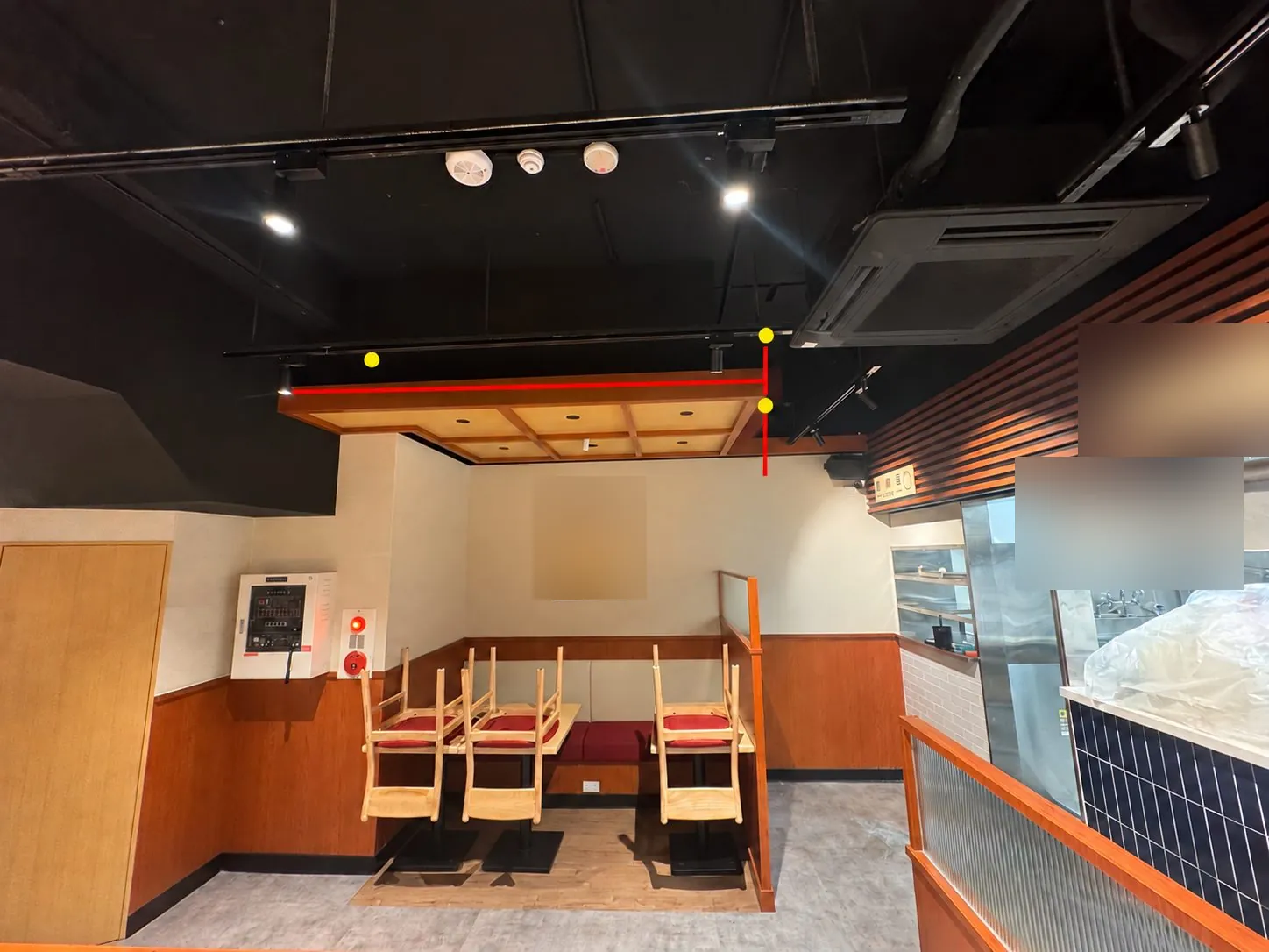 餐廳外場天花板裝潢縫隙標示與鼠餌位置