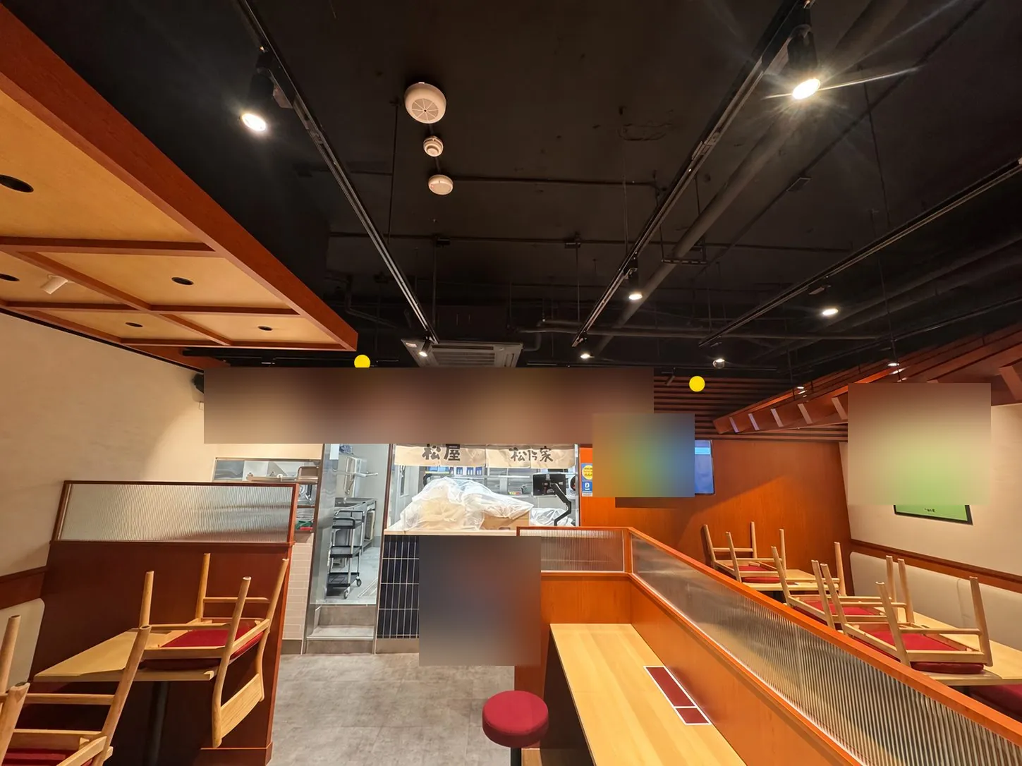 餐廳外場用餐區天花板的鼠餌設置位置