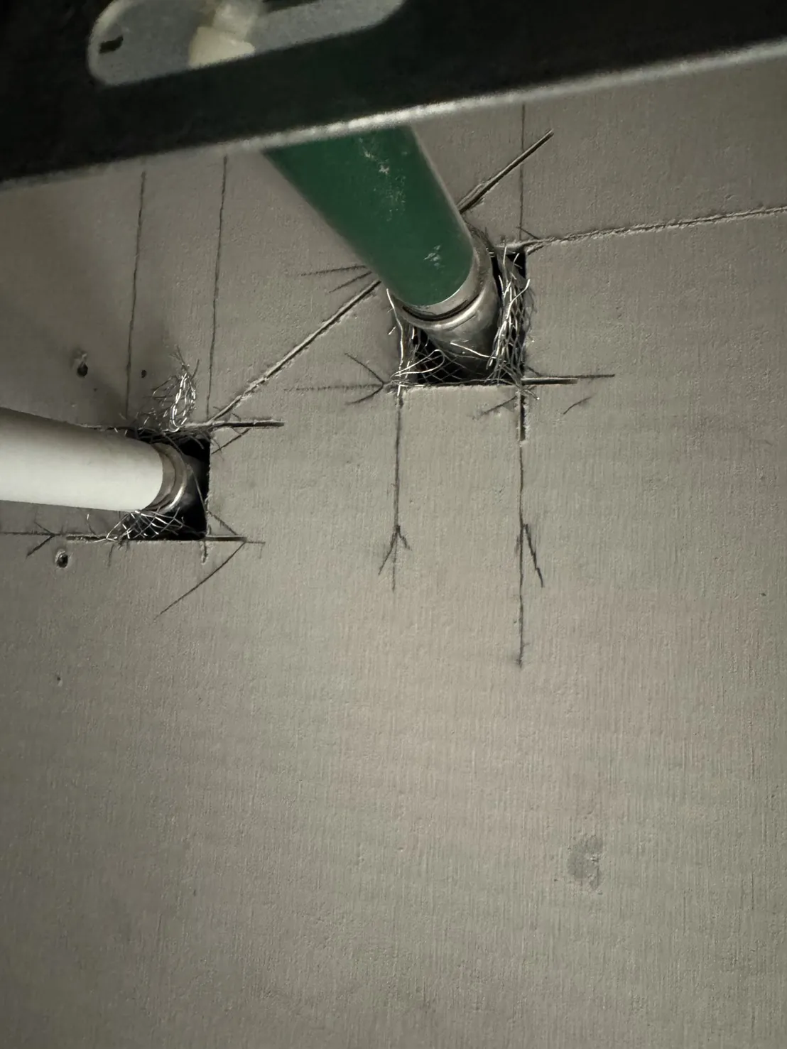 餐廳內場牆面管道穿牆的孔洞